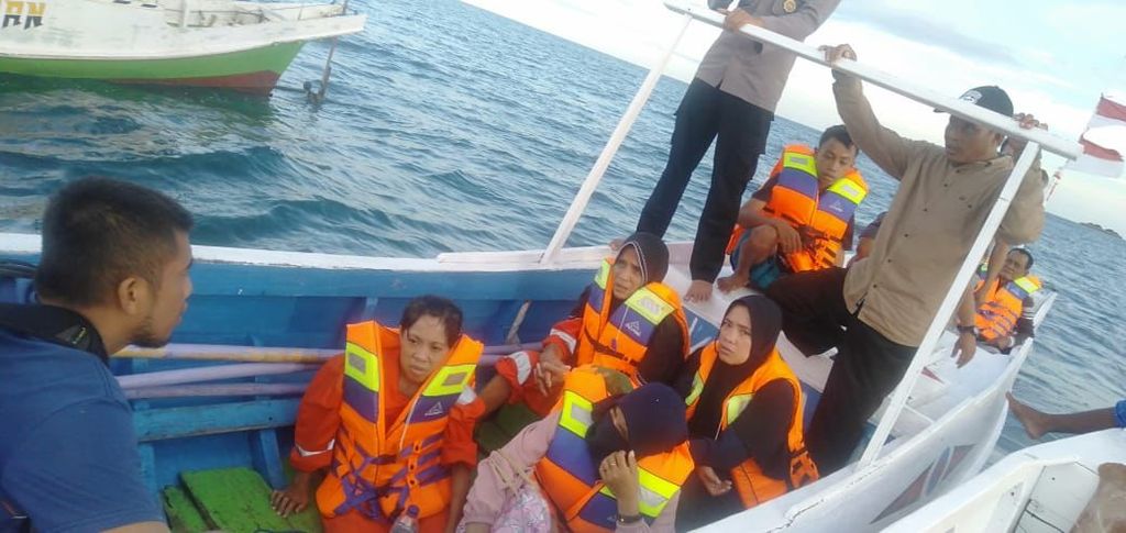 Korban selamat dari KM Ladang Pertiwi yang tenggelam di Selat Makassar saat dievakuasi ke Kabupaten Takalar, Sulawesi Selatan, Sabtu (28/5/2022).