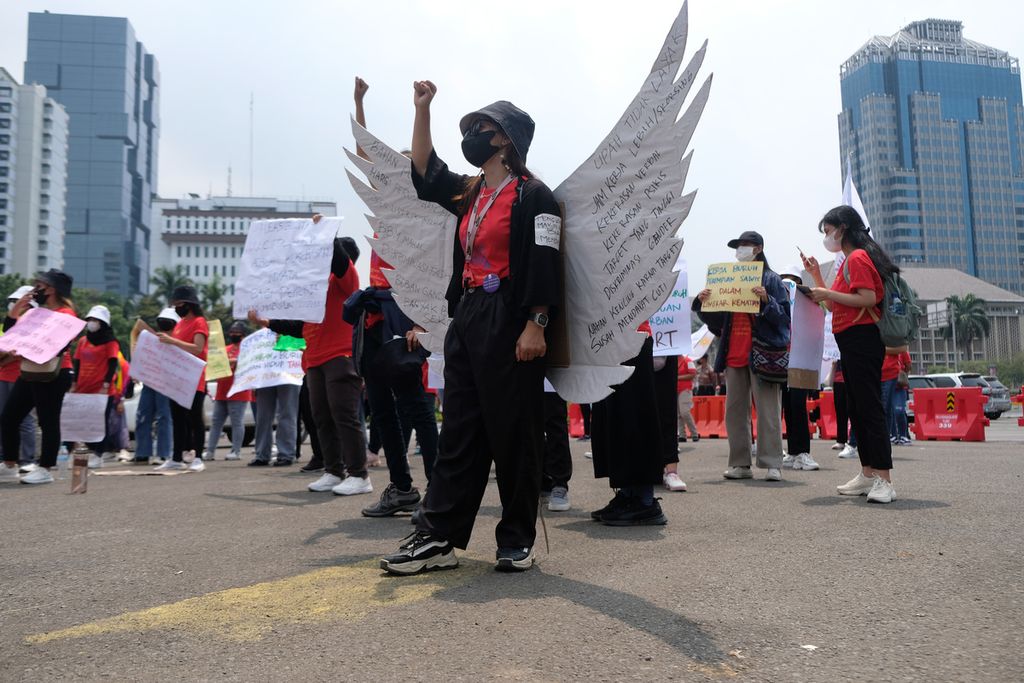 Massa aksi mengepalkan tangannya saat melakukan aksi di kawasan Patung Kuda Arjuna Wiwaha, Jakarta Pusat, Minggu (27/11/2022). Puluhan massa aksi yang tergabung ke dalam organisasi Perempuan Mahardhika melakukan aksi untuk memperingati 16 hari anti kekerasan terhadap perempuan.