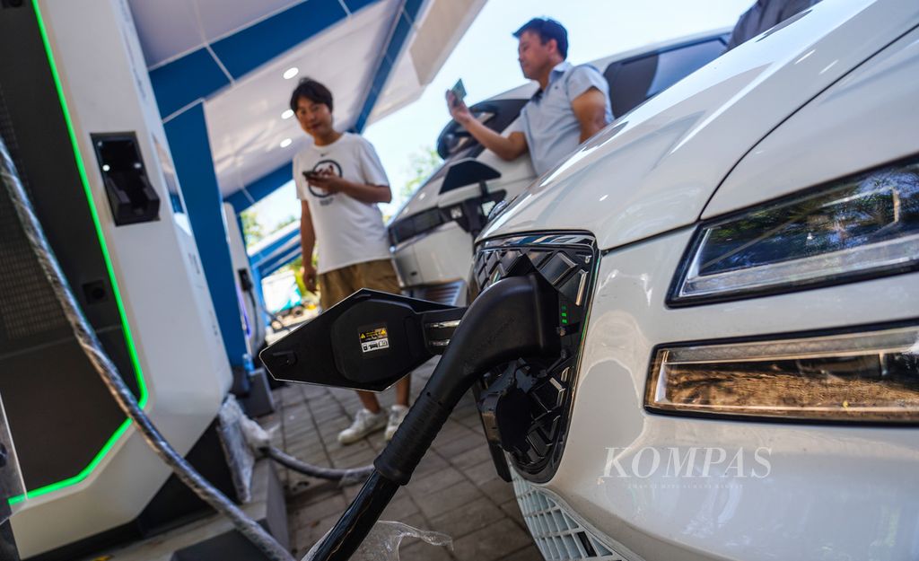 Technicians from Korea at an electric vehicle charging station (SPKLU) operate a tool that has been installed at the Nusa Dua International Tourism Development Corporation (ITDC) complex, Bali, Monday (9/12/2022). The preparation for SPKLU facilities was to support the G20 Summit meeting held in early November. A total of 36 ultra-fast charging stations with a capacity of 200 kilowatts are provided in the area. The completion of setting up SPKLU for G20 Summit has reached 90 percent. As planned, as many as 636 electric cars and 200 electric motorcycles will be used for the summit. 