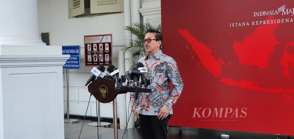 The CEO of PT Freeport Indonesia (PTFI), Tony Wenas, provided a statement to journalists at the Presidential Palace Complex in Jakarta on Thursday (28/3/2024). Prior to this, Tony met with President Joko Widodo at the Merdeka Palace along with Freeport McMoran Inc's CEO and Chairman, Richard Adkerson, and the Board of Commissioners of PT Freeport Indonesia, Kathleen Quirk.
