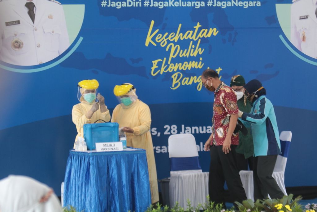 Suasana vaksinasi Covid-19 di Kota Malang, Kamis (28/1/2021). Seorang disabilitas netra dibimbing untuk bersiap menjadi penerima vaksin pertama.