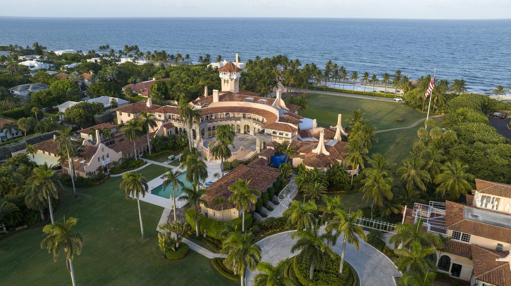 Pemandangan dari udara terhadap Mar-a-Lago estate, rumah peristirahatan mantan Presiden Amerika Serikat Donald Trump di Palm Beach, Florida, 10 Agustus 2022. (AP Photo/Steve Helber)