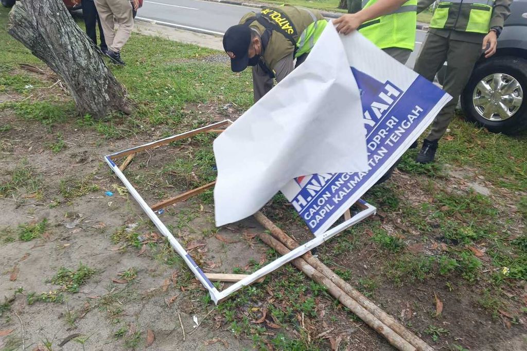 Tim gabungan menertibkan alat peraga kampanye di Jalan Yos Sudarso, Kota Palangkaraya, Selasa (9/1/2024).