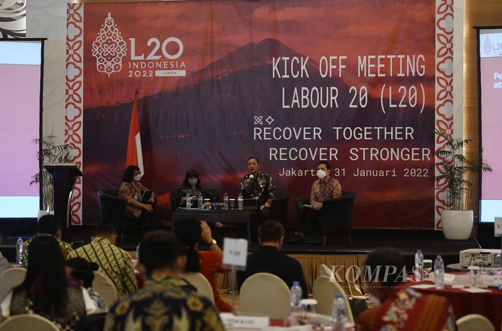 Co-Chair Labour 20 (L-20) Rekson Silanan (kedua dari kanan) menyampaikan pemaparan dalam diskusi panel yang mengangkat tema isu prioritas B-20 dan Labour 20 (L-20) untuk G-20 dalam pertemuan perdana L-20 di Jakarta, Senin (31/1/2022). 
