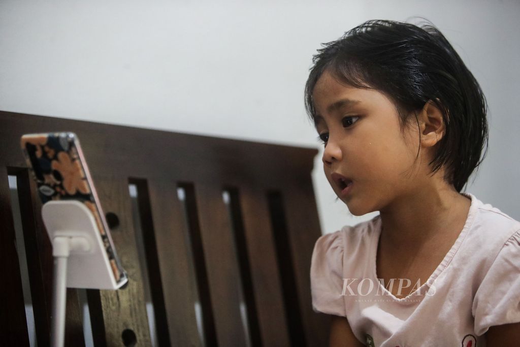 Asmazila (5 tahun), siswa TK A, mengikuti pelajaran sekolah secara daring di Serpong, Tangerang Selatan, Jumat (22/1/2021).  Pandemi yang belum juga mereda membuat pembukaan kegiatan belajar mengajar secara tatap muka ditunda. Pembelajaran daring membuat peluang siswa mendapat pendidikan karakter secara alamiah, melalui pergaulan antar teman sebaya maupun kegiatan di sekolah, menjadi terbatas. 