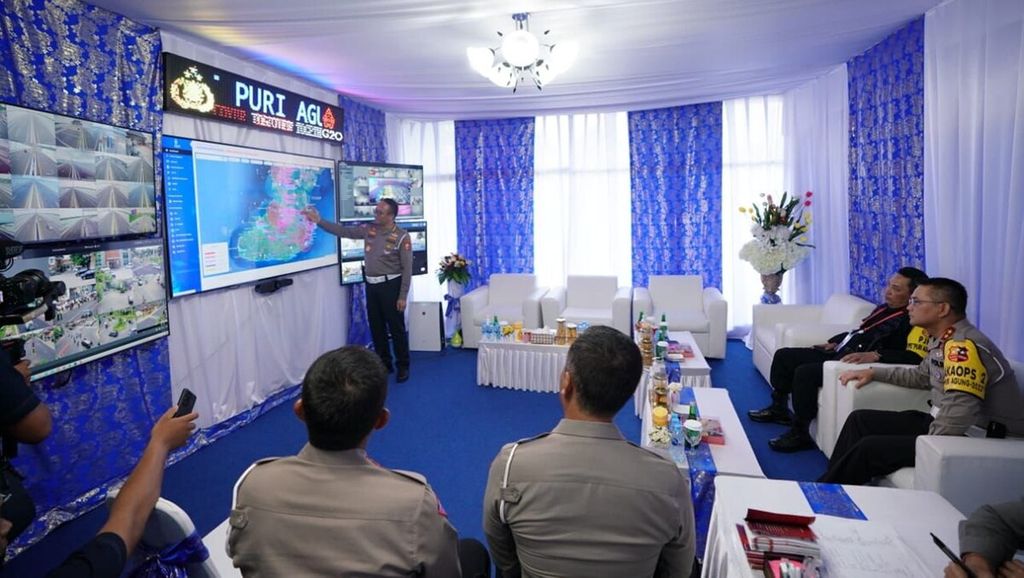 Dokumentasi Humas Polda Bali menampilkan suasana di pos pengamanan KTT G20 yang dilengkapi fasilitas dan peralatan pemantau secara langsung. Polri menggelar Operasi Puri Agung 2022 untuk mendukung pengamanan KTT G20 di Bali. 