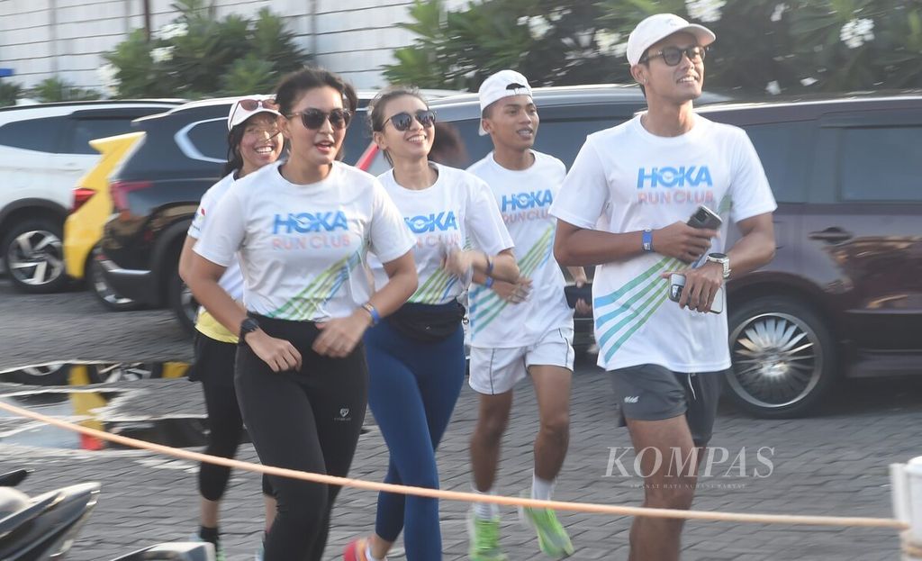 Peserta Run The Ground berlari dengan kelompoknya di Carrot Coffe, Surabaya, Sabtu (30/3/2024). 