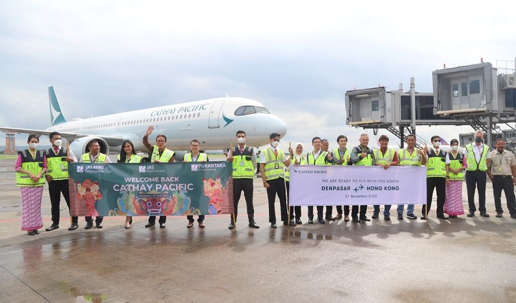 PT Angkasa Pura I Bandara Internasional I Gusti Ngurah Rai menampilkan kedatangan pesawat Cathay Pacific rute penerbangan Hong Kong-Denpasar melalui Bandara Internasional I Gusti Ngurah Rai, Badung, Bali, Minggu (27/11/2022). 