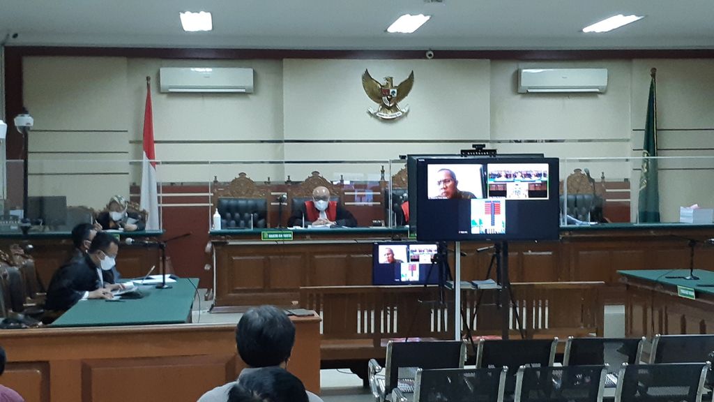Hakim Pengadilan Negeri Surabaya nonaktif Itong Isnaini Hidayat dalam sidang putusan, Selasa (25/10/2022), di Pengadilan Tipikor Surabaya 