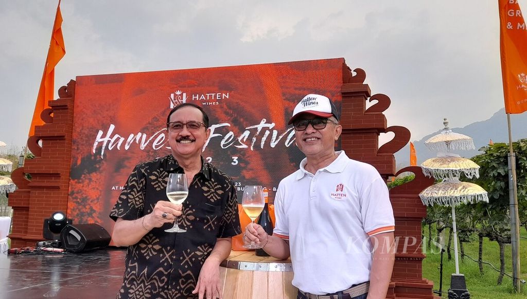 Kepala Dinas Pariwisata Bali Tjok Bagus Pemayun (kiri) bersama pendiri Hatten Wines, Ida Bagus Rai Budarsa (kanan), di Buleleng, Bali, Kamis (2/11/2023)
