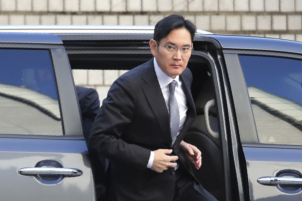  Wakil Ketua Dewan Pengelola Samsung Lee Jae-yong tiba di Pengadilan Tinggi Seoul, Korea Selatan, pada November 2022. Pada 15 Agustus 2022, ia mendapat pengampunan penuh dari Presiden Korsel Yoon Suk Yeol. 