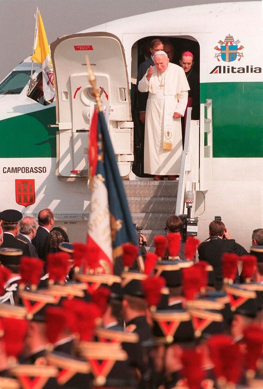 Paus Yohanes Paulus II melambaikan tangan saat akan turun dari pesawat Alitalia setibanya di Bandar Udara Internasional Orly, Paris, Perancis, untuk kunjungan selama empat hari ke Perancis pada 21 Agustus 1997. 