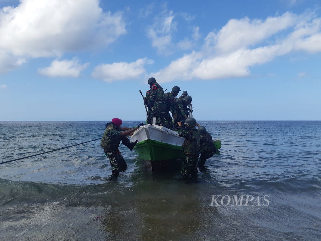 Pasukan gabungan dari Koramil Wetar, Satgas Batalyon 734, dan Marinir, menaiki perahu motor nelayan yang digunakan untuk patroli laut pada Selasa (9/8/2022). Patroli dilakukan di perairan Pulau Wetar, Maluku, perbatasan antara Indonesia dan Timor Leste.