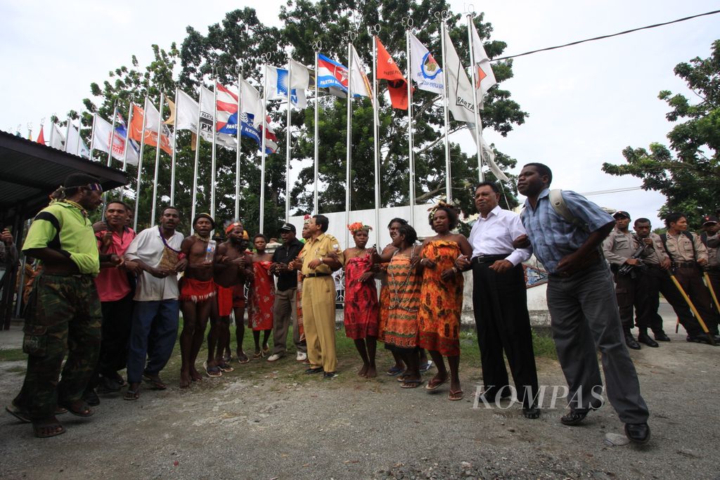 Warga dan aparat pemerintah Distrik Masni, Kamis (16/4/2009), menarikan tarian tumbuk tanah di halaman Kantor KPU Kabupaten Manokwari, Provinsi Papua Barat, seusai pengiriman hasil pemilu dari daerahnya.