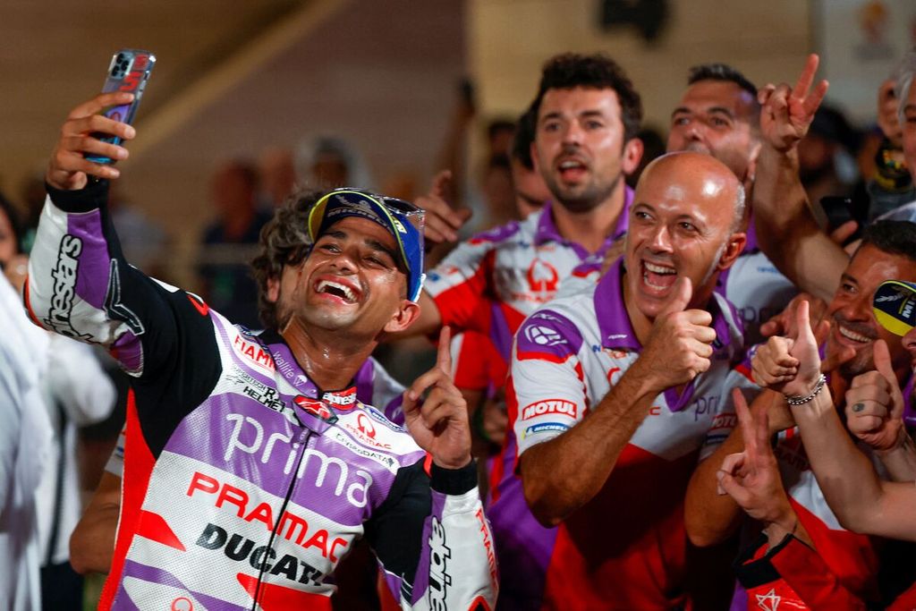Pebalap tim Pramac Ducati, Jorge Martin, berswafoto dengan timnya seusai memenangi balapan sprint MotoGP seri Qatar di Sirkuit Lusail, Minggu (19/11/2023) dini hari WIB.