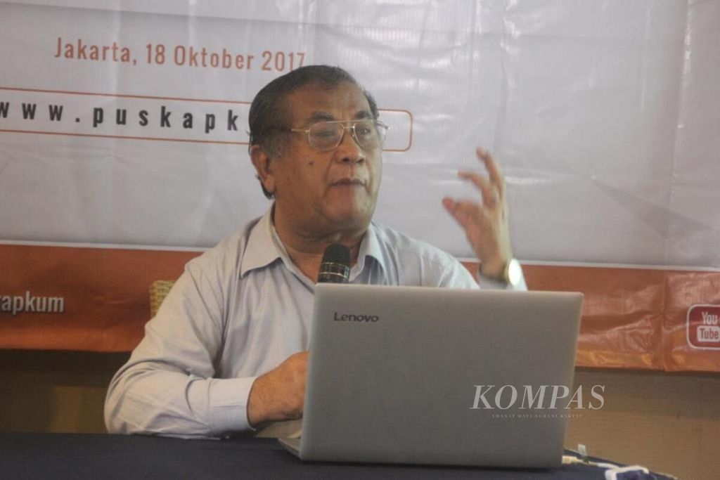 Hakim MK 2003-2008 Maruarar Siahaan saat menjadi pembicara dalam diskusi hukum dengan tajuk Menyetop Praktik Koruptif di Lembaga Peradilan” di Jakarta, Rabu (18/10/2017).