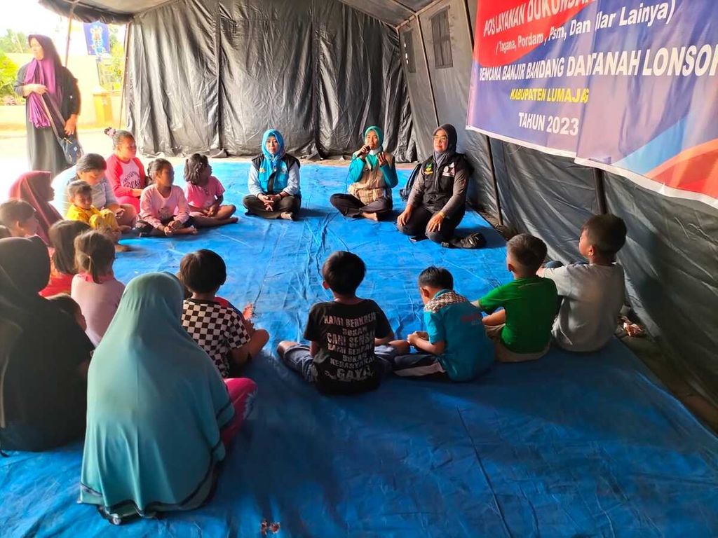 Suasana layanan psikososial pada pengungsi banjir Lumajang oleh Pelopor Perdamaian (Pordam) dan Pekerja Sosial Masyarakat (PSM) Lumajang.