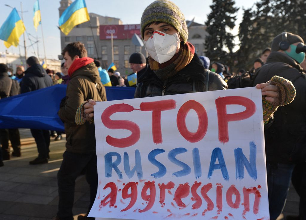 Rakyat Ukraina yang berdiam di Kharkiv, Ukraina timur, Sabtu (5/2) berdemo menentang Rusia yang bersikap agresif terhadap mereka dengan menempatkan ratusan ribu pasukan dan peralatan tempurnya di perbatasan Ukraina-Rusia sebelah timur. 