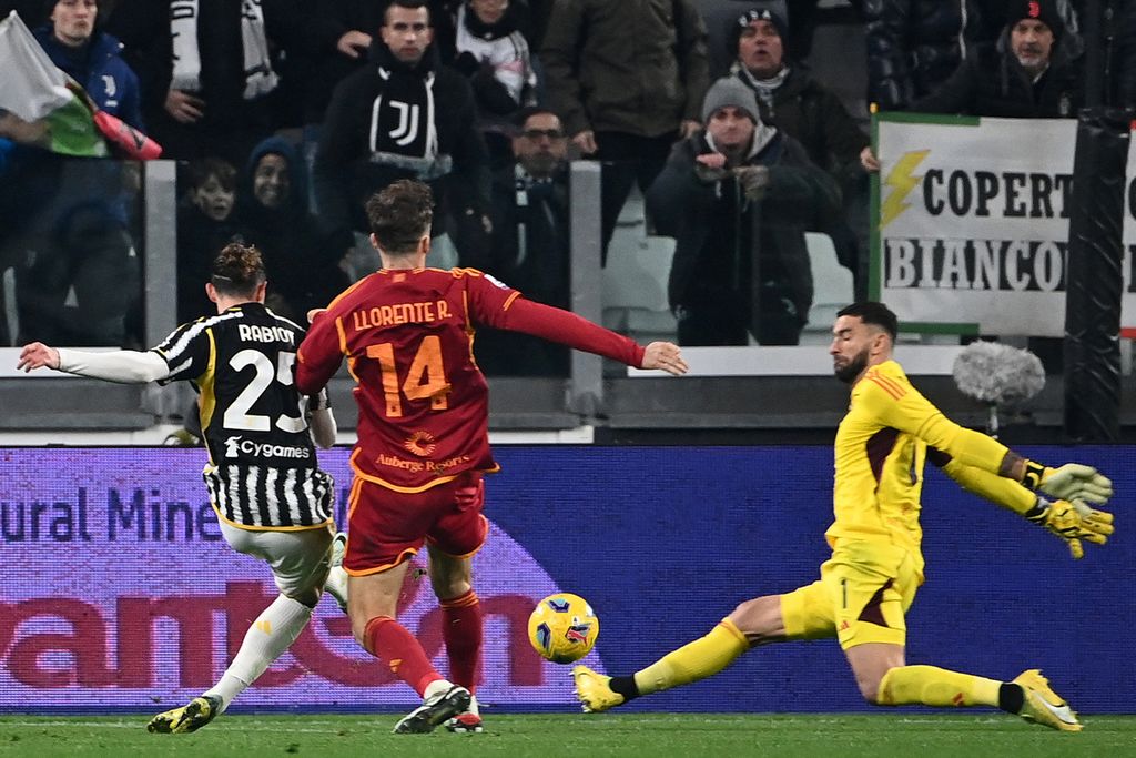 Gelandang Juventus, Adrien Rabiot (kiri), mencetak gol ke gawang AS Roma, Minggu (31/12/2023) dini hari WIB.  