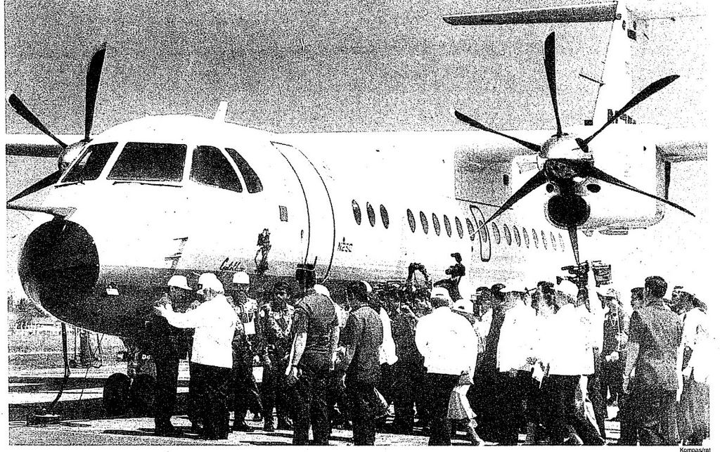 Presiden dan Ny Tien Soeharto, Wakil Presiden dan Ny Tuti Try Sutrisno, serta para menteri Kabinet Pembangunan VI pada Kamis (10/8/1995) menyaksikan penerbangan perdana pesawat N-250 Gatotkoco buatan IPTN, di Lapangan Terbang Husein Sastranegara, Bandung. 