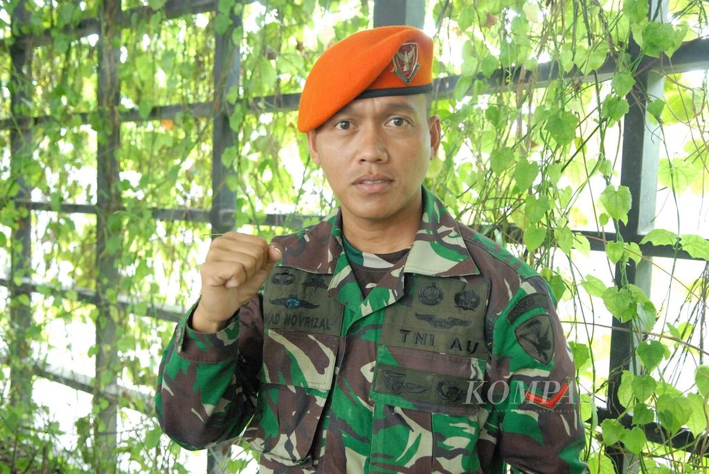Kopda Ahmad Novrizal, anggota Yonko 462 Kopasgat Riau, yang membantu evakuasi Kapolda Jambi Irjen Rusdi Hartono dalam kondisi patah tulang naik ke heli. 