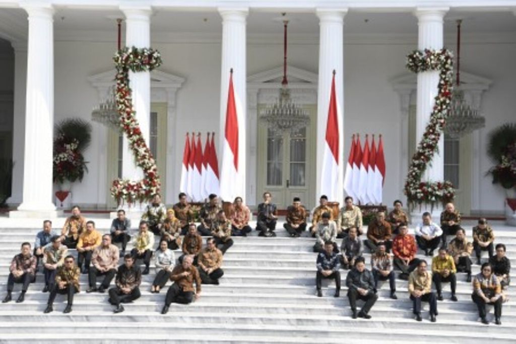 Presiden Joko Widodo (tengah), didampingi Wakil Presiden Ma’ruf Amin, memperkenalkan calon menteri Kabinet Indonesia Maju di beranda Istana Merdeka, Jakarta, Rabu (23/10/2019).