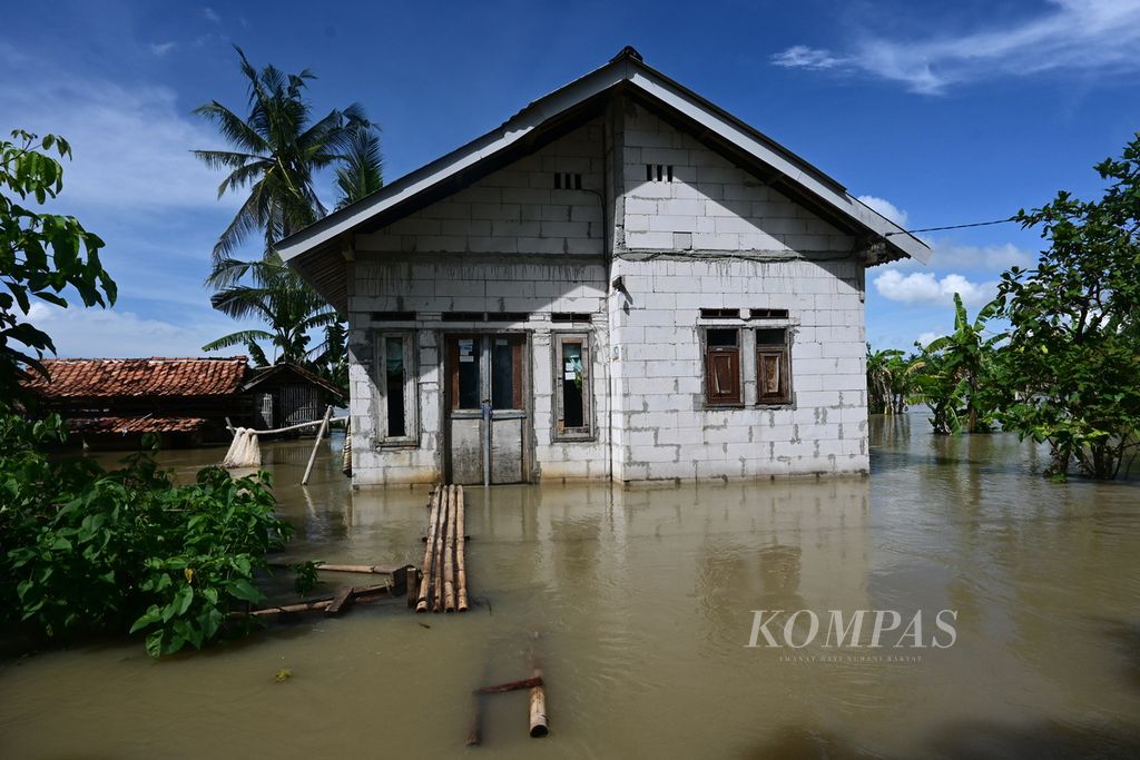 Banjir setinggi lutut orang dewasa masih menggenangi Wilayah Desa Pantai Harapan Jaya, Kecamatan Muara Gembong, Kabupaten Bekasi, Jawa Barat, Jumat (3/3/2023). Banjir di wilayah itu sempat mencapai ketinggian 1 meter, beberapa hari lalu.