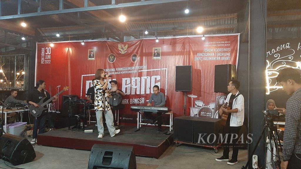 Festival Musik Anak Bangsa (ASIK BANG), di Kota Pontianak, Kalimantan Barat, Kamis (30/6/2022) malam.