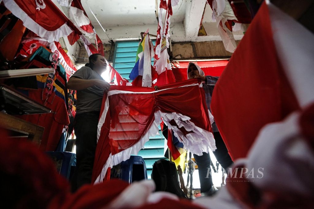 Pekerja menyiapkan pernak-pernik berupa <i>rampel </i>merah putih di ruang usaha konfeksi di kawasan Pasar Senen, Jakarta, Rabu (3/8/2022). Dua minggu menjelang Hari Ulang Tahun Ke-77 Kemerdekaan RI, pesanan mulai meningkat. 