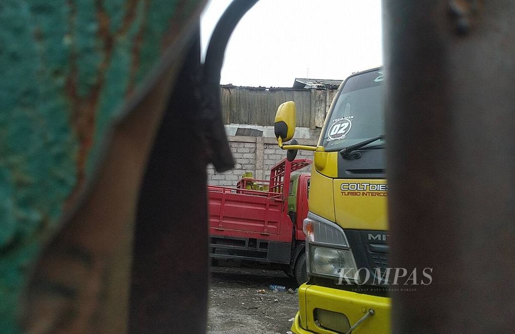 Gudang penyimpanan tabung elpiji di kompleks Jalan Cargo Taman, Denpasar Utara, Kota Denpasar, dilalap si jago merah, Minggu (9/6/2024) pagi. Beberapa kendaraan masih berada di area gudang penyimpanan tabung elpiji yang dilanda kebakaran. 
