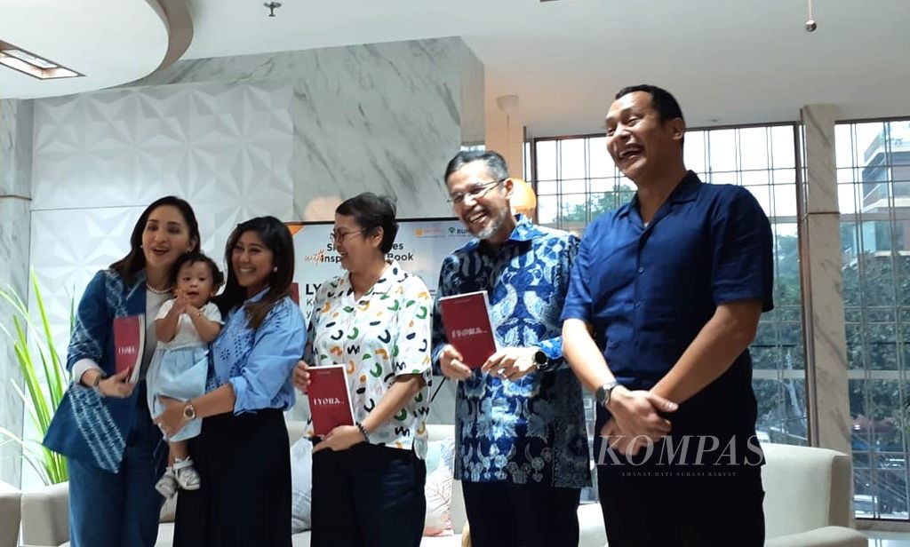 Ketua Komisi I DPR Meutya Hafid (kedua kiri) menggendong putrinya, Lyora, dalam peluncuran buku <i>Lyora.,: Keajaiban yang Dinanti</i> di Jakarta, Jumat (10/11/2023).