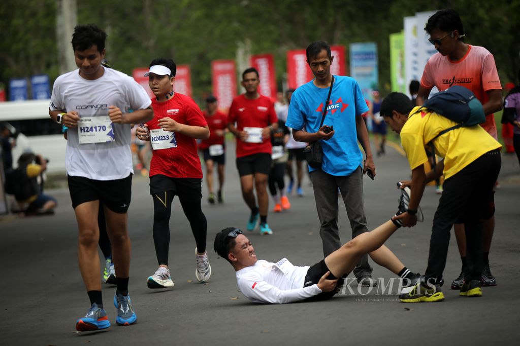 Petugas memberikan pertolongan kepada pelari dalam ajang Borobudur Marathon 2023 Powered by Bank Jateng di Magelang, Jawa Tengah, Minggu (19/11/2023).