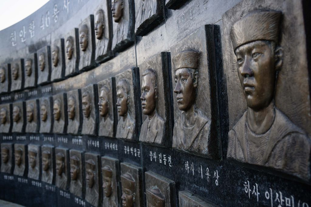 Monumen di Pulau Baekryeong, Korea Selatan untuk memperingati sebuah insiden ketika kapal perang Korea Selatan Cheonan ditenggelamkan torpedo Korea Utara yang menewaskan 46 pelaut di dalamnya pada Maret 2010 hanya satu kilometer dari pulau itu, Jumat (28/10/2022). 