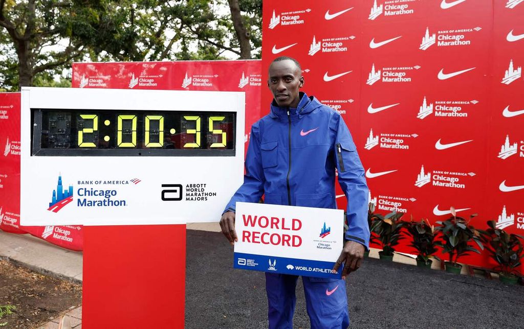 Kelvin Kiptum melakukan selebrasi seusai Maraton Chicago 2023 dengan catatan waktu 2 jam 35 detik, yang menjadi rekor dunia, pada 8 Oktober 2023. Pelari Kenya ini meninggal  dalam kecelakaan mobil di Kenya, Senin (12/2/2024) dini hari WIB.