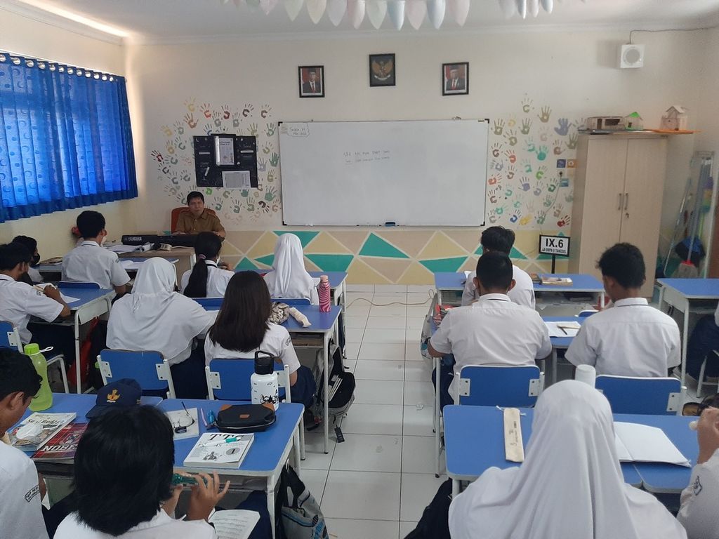 Kegiatan belajar-mengajar di SMP Negeri 8 Tangerang Selatan, Kecamatan Setu, Tangerang Selatan, Banten, Selasa (22/11/2022).