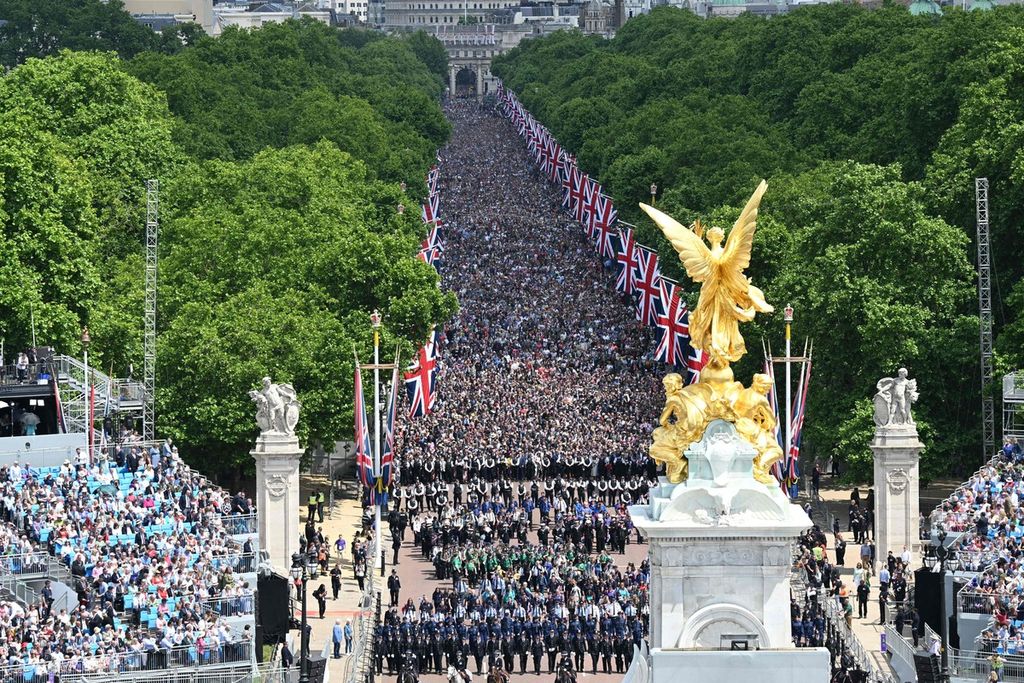 Warga memadati kompleks The Mall menjelang atraksi terbang jet tempur Angkatan Udara Inggris di atas Istana Buckingham dalam Parade Kelahiran Sang Ratu dan Trooping the Colour sebagai bagian dan rangkaian perayaan Platinum Jubilee Ratu Elizabeth II di London, Inggris, Kamis (2/6/2022). 