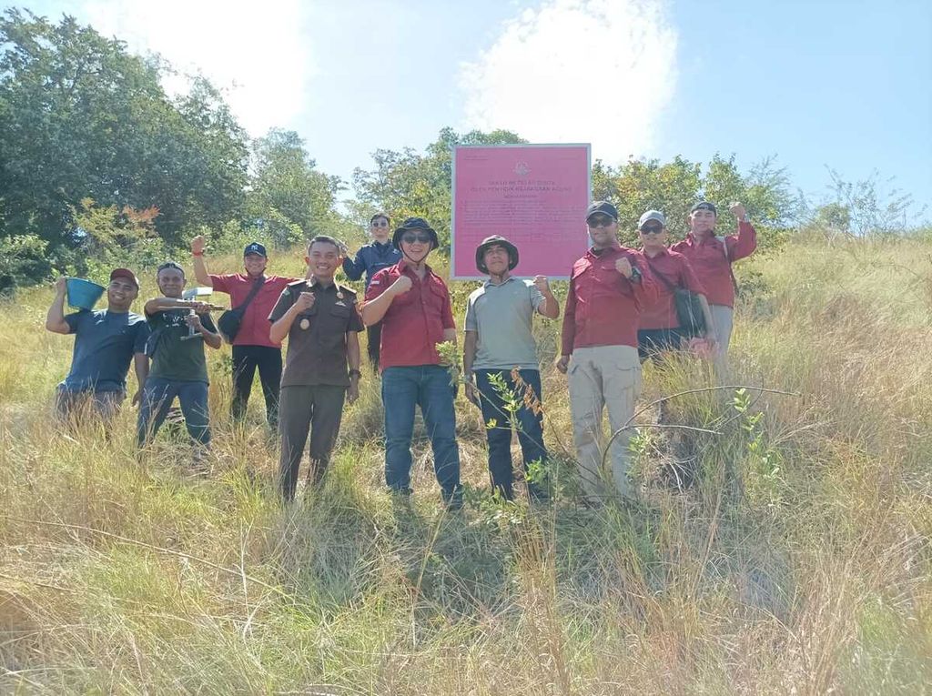 The Attorney General's Office has seized 11.7 hectares of land owned by non-active Minister of Communication and Information, Johnny G. Plate, in Warloka Village, Komodo District, West Manggarai Regency, East Nusa Tenggara. This confiscation was carried out related to alleged corruption case in the provision of supporting infrastructure for packages 1, 2, 3, 4, and 5 of the Ministry of Communication and Information's Bakti program for the years 2020 to 2022.