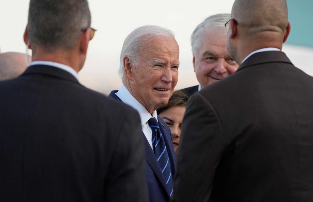 Presiden AS Joe Biden berbicara kepada para penyambut tamu setelah turun dari Air Force One setibanya di Bandara Internasional Harry Reid di Las Vegas, Nevada, Senin (15/7/2024).