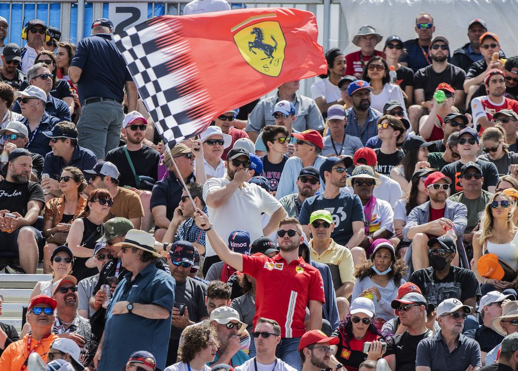 Seorang <i>fans</i> tim Ferrari melambaikan bendera bergambar logo Ferrari saat sesi latihan bebas kedua (FP2) Grand Prix Formula 1 di Montreal, Kanada, Jumat (17/6/2022). 