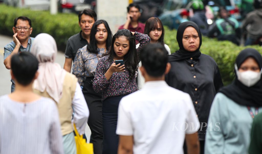 Pekerja keluar dari gedung perkantoran saat jam istirahat di kawasan Setiabudi, Jakarta Selatan, Senin (20/5/2024). Merujuk data Badan Pusat Statistik (BPS), tingkat pengangguran terbuka turun tipis 0,54 persen, yakni dari 5,86 persen pada Agustus 2022 menjadi 5,32 persen pada Agustus 2023. Tingkat pengangguran terbuka 5,32 persen artinya ada lima orang yang mengangur di antara 100 orang angkatan kerja.