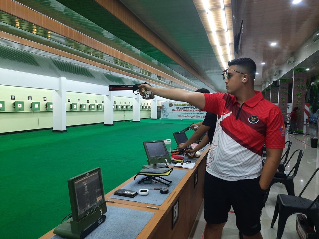 Petembak Indonesia Wira Sukmana (28) dari kategori pistol sedang berlatih di Lapangan Tembak Perbakin, Senayan, Jakarta, Kamis (24/11/2022). Menurut Wira, lawan terbesar dalam olahraga menembak adalah diri sendiri karena pemain perlu mengendalikan pikiran di bawah tekanan.