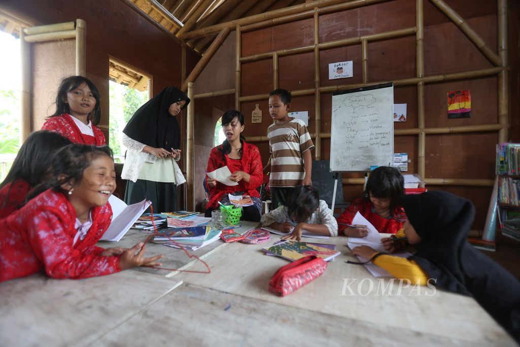 Anak-anak mengikuti pelatihan bahasa Inggris di Sekolah Kasih-I CARE di Desa Karangrejo, Kecamatan Borobudur, Kabupaten Magelang, Jawa Tengah, Rabu (12/10/2022). 
