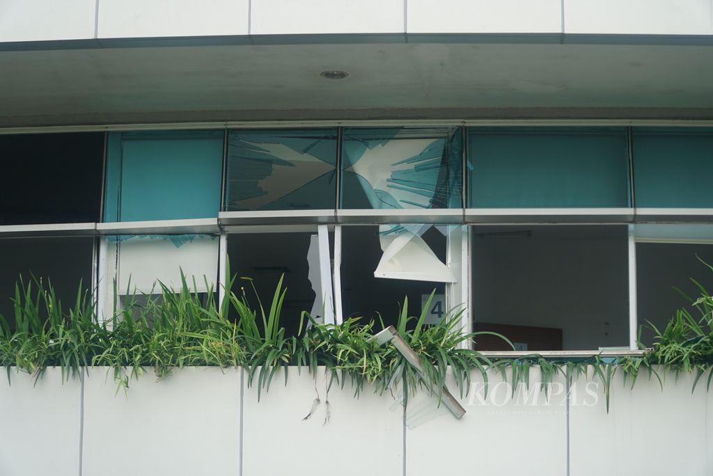 Kaca jendela ruangan lantai satu Rumah Sakit Semen Padang, Kota Padang, Sumatera Barat, pecah seusai insiden ledakan instalasi AC di rumah sakit itu, Selasa (30/1/2024). 