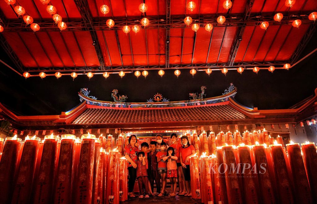 A family gathered when hundreds of prayer candles were completely lit at the peak of the 2574 Chinese New Year celebration at the Dhanagun Temple (Hok Tek Bio), Bogor City, West Java, Sunday (22/1/2023) dawn.