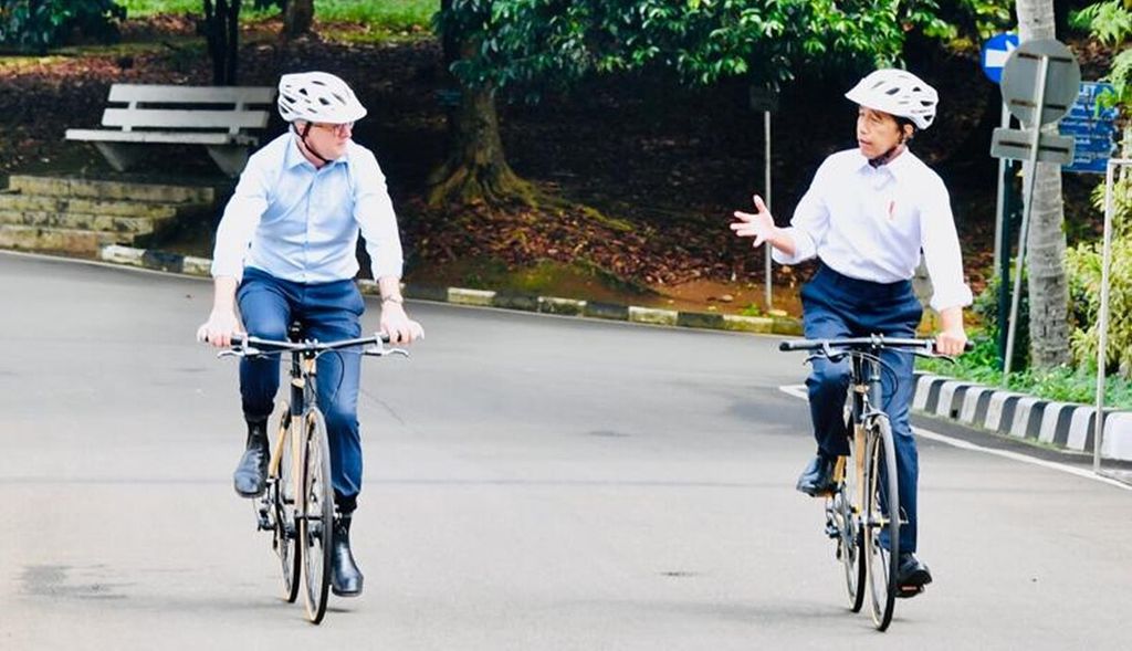 Dokumentasi Biro Pers, Media, dan Informasi (BPMI) Sekretariat Presiden menampilkan Presiden Joko Widodo (kanan) menggowes sepeda bambu bersama Perdana Menteri Australia Anthony Albanese (kiri) menuju Kebun Raya Bogor, Jawa Barat, Senin (6/6/2022).