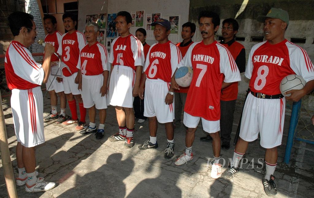 Seluruh anggota KPPS di TPS 86, Kelurahan Kadipiro, Kecamatan Banjarsari, Surakarta, Jawa Tengah, 20 September 2004, mengenakan kostum sepak bola. 