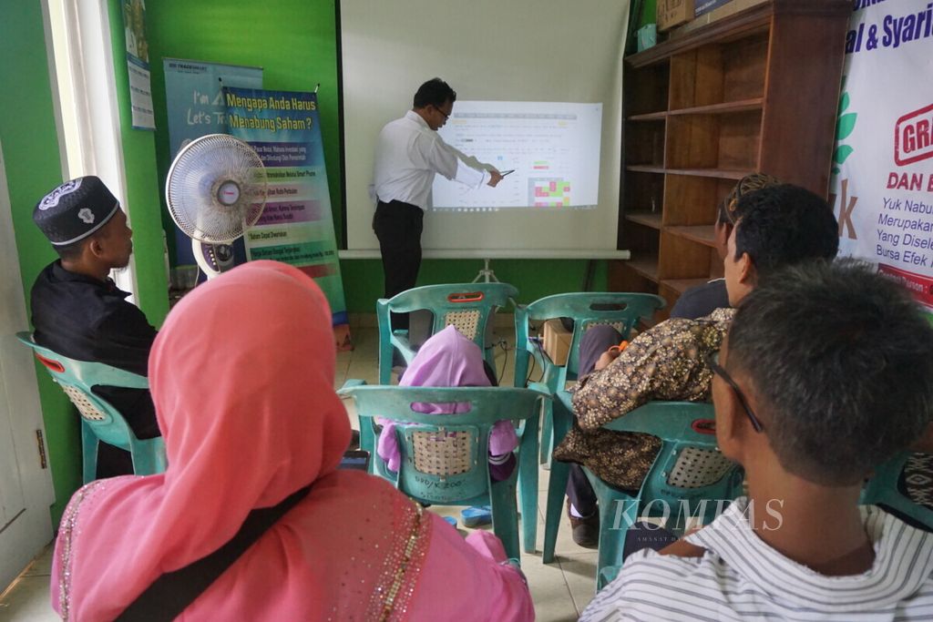 Riyan Ahmad, inisiator warga menabung saham di Desa Sidorejo, Kecamatan Sidomulyo, Lampung Selatan, Lampung, memberikan sosialisasi tentang menabung saham, Jumat (15/2/2019).