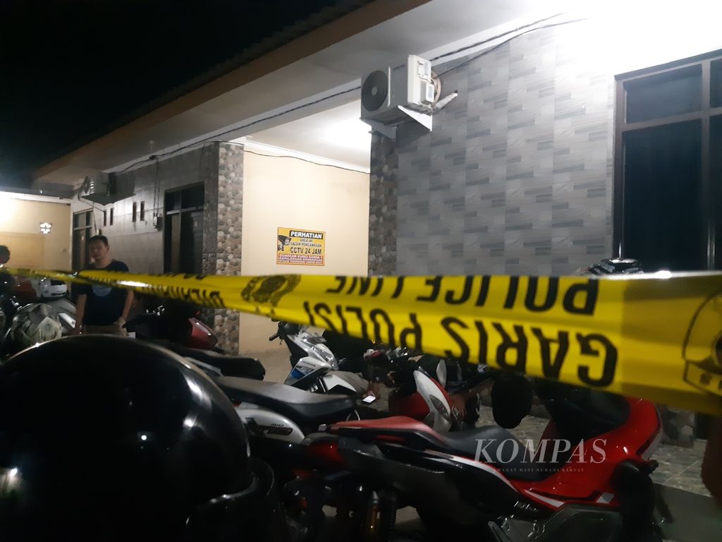 A police line is installed at one of the boarding houses in Kedawung District, Cirebon Regency, West Java, Thursday (9/4/2024). At the boarding house, the police found the body of a woman suspected of being a murder victim.