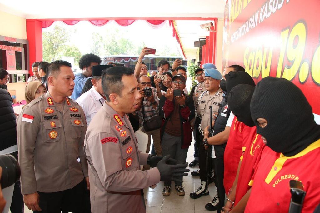 Tiga tersangka yang mengedarkan 20 paket sabu dihadirkan di Markas Polresta Barelang, Kota Batam, Kepulauan Riau, Rabu (26/7/2023).