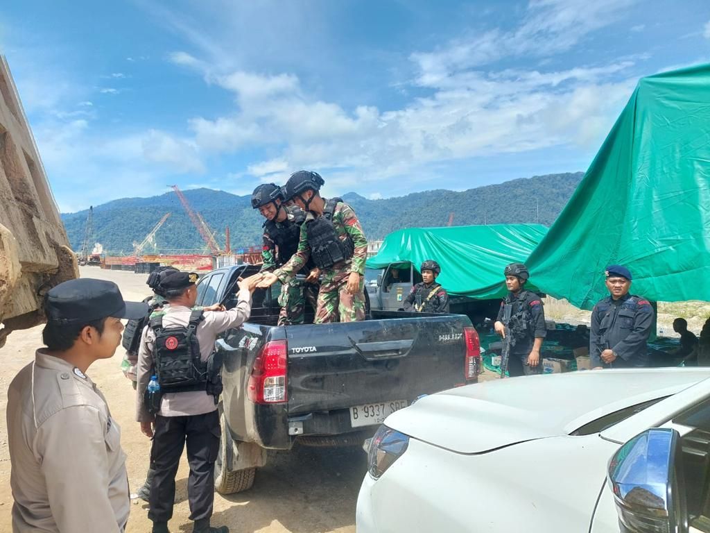 Aparat gabungan TNI dan Polri melakukan penjagaan di kawasan pertambangan PT GNI -Gunbuster Nickel Industri- di Morowali Utara, Sulawesi Tengah, Senin (16/1/2023). Aksi demo katyawan pda Sabtu di perusahaan ini berujung maut. Dua pekerja tewas.